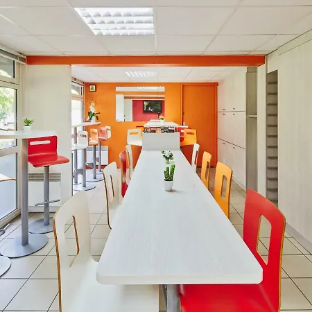 Premiere Classe Melun Senart - Saint Denis Hotel *
